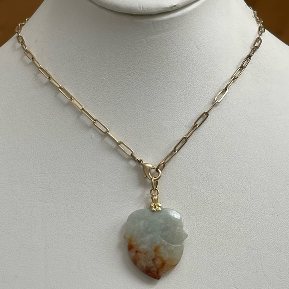 Natural untreated jadeite jade carved leaf pendant & gold tone paperclip chain - Picture 4 of 14